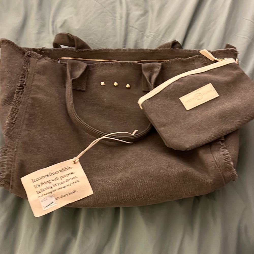Pretty simple tote purse, fridge around the end. Little case inside, two colors